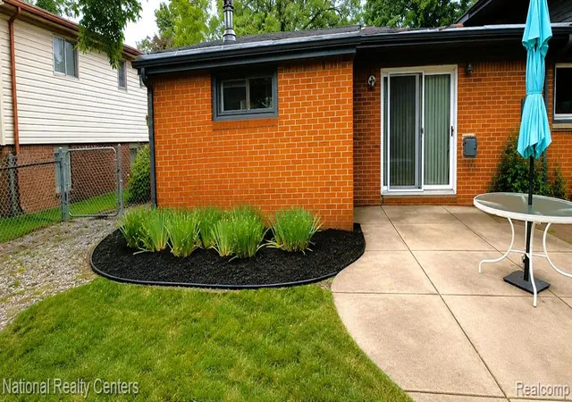 Photo 3 of Sale Pending at 33229 Kirby St, Farmington, MI 48336 | MLS# 61018039 | Listing updated on 2026-08-13