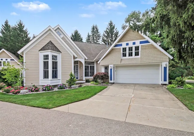 Listing Photo 2 - Condo for sale in building located at 982 Sunflower Ct, Holland, MI 49424 - Unit #19