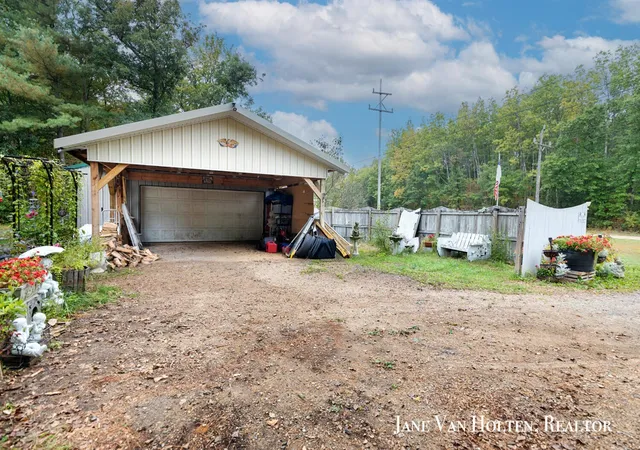 Homes for sale in Howard City, MI | 20449 W Gates Rd, Howard City, MI 49329 | MLS# 70497812