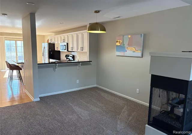 Listing Photo 4 - Condo for sale in building located at 3178 Camden Dr, Troy, MI 48084 - Unit #83