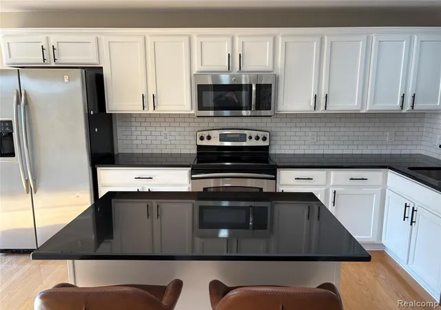 Listing Photo 5 - Condo for sale in building located at 3178 Camden Dr, Troy, MI 48084 - Unit #83