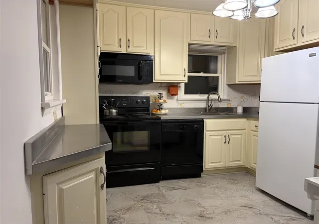 Photo 3 of Sale Pending at 109 N Higby St, Jackson, MI 49202 | MLS# 70553924 | Listing updated on 2026-09-06