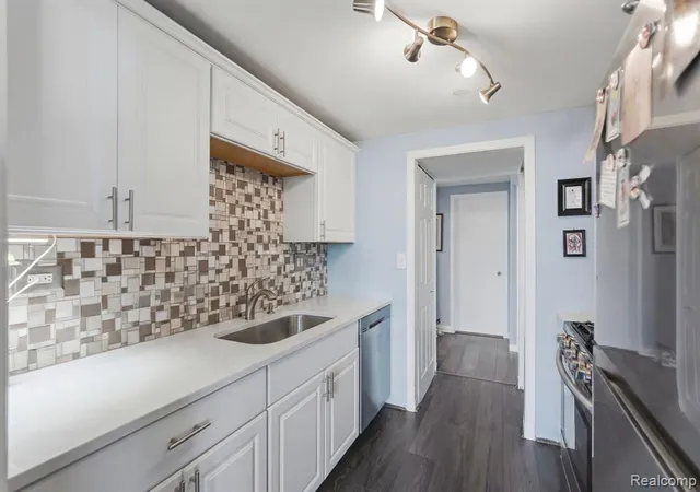 5th image of 3320 Spinnaker Ln #7A, Detroit, MI 48207 | MLS# 61008196