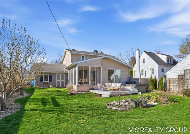 5th image of 317 Grand Ave, Grand Haven, MI 49417 | MLS# 70527359