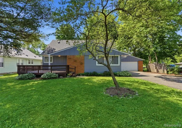 Photo 1 of Single Family Residence at 6053 Van Syckle Ave, Waterford, MI 48329 | MLS# 60996259 | | Sold on 2026-06-29