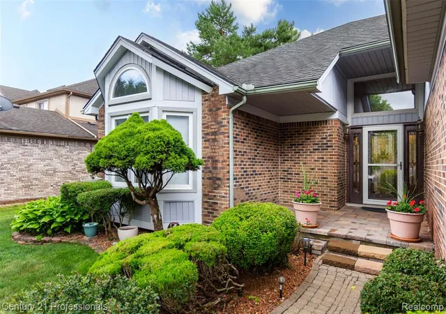 3rd image of 6241 Smithfield Dr, Troy, MI 48085 | MLS# 61004065