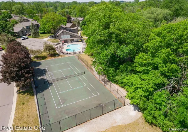 Listing Photo 2 - Condo for sale in building located at 1918 Allenway Ct, Rochester, MI 48309 - Unit #110