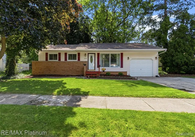 Homes for sale in Lansing, MI | 2914 Amherst Dr, Lansing, MI 48906 | MLS# 61008419