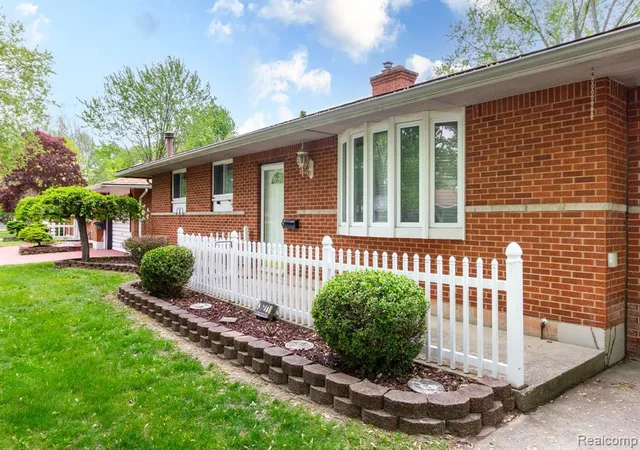 Photo 3 of Single Family Residence at 36271 Suffolk St, Clinton Township, MI 48035 | MLS# 60993270 | | Sold on 2026-06-18