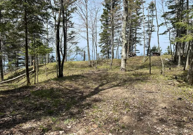 5th image of 57583 Lakeshore Dr, Calumet, MI 49913 | MLS# 50210235