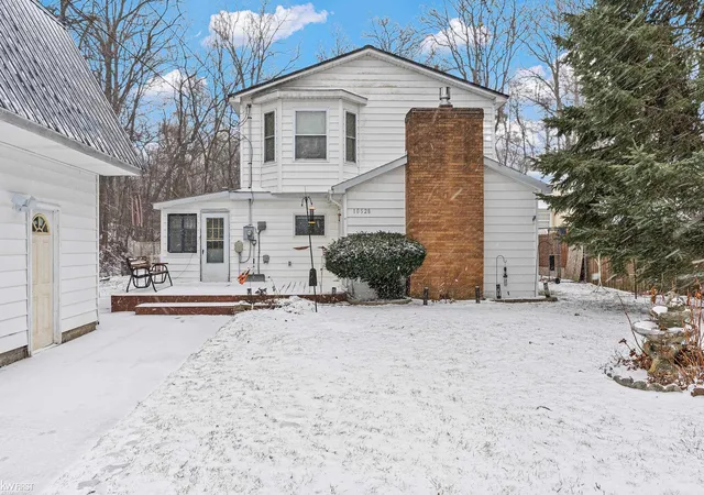 Homes for sale in Fenton, MI | 10528 Lake Shore Dr, Fenton, MI 48430 | MLS# 50197606