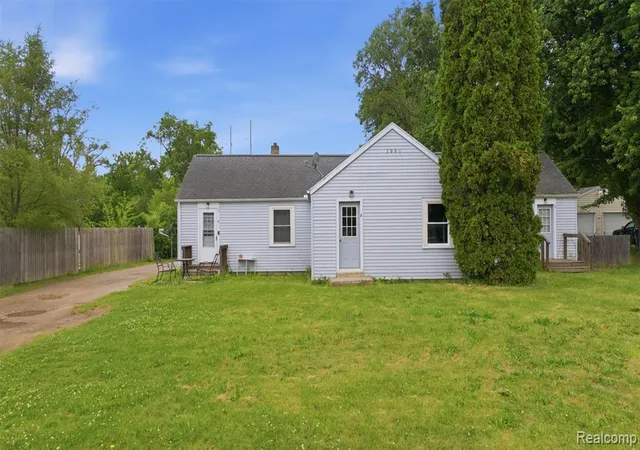 3rd image of 3006 Lansing Ave, Jackson, MI 49202 | MLS# 60998141