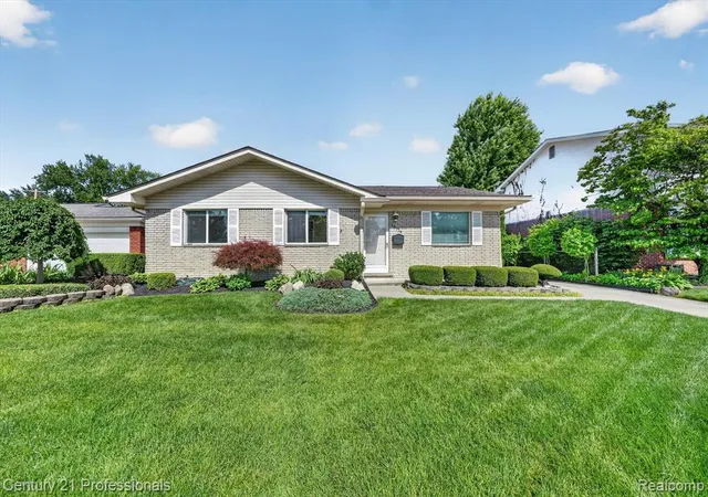 Homes for sale in Livonia, MI | 15124 Hix St, Livonia, MI 48154 | MLS# 61005563