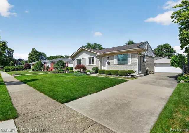 Homes for sale in Livonia, MI | 15124 Hix St, Livonia, MI 48154 | MLS# 61005563