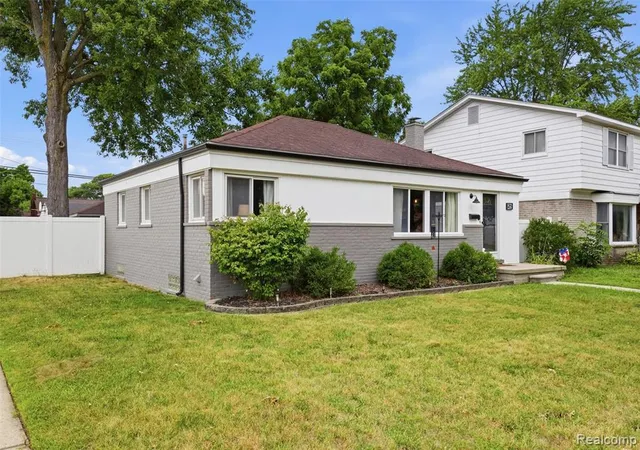3rd image of 6705 Whitby St, Garden City, MI 48135 | MLS# 61018883