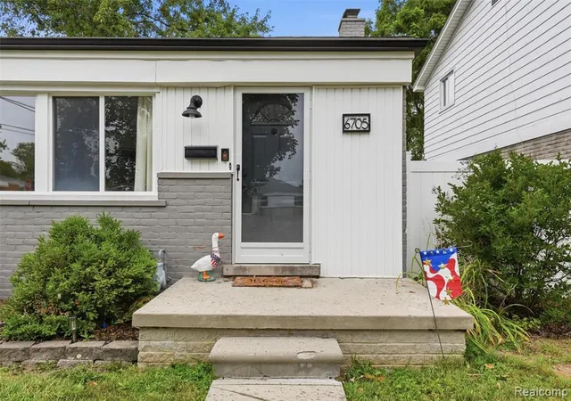 5th image of 6705 Whitby St, Garden City, MI 48135 | MLS# 61018883