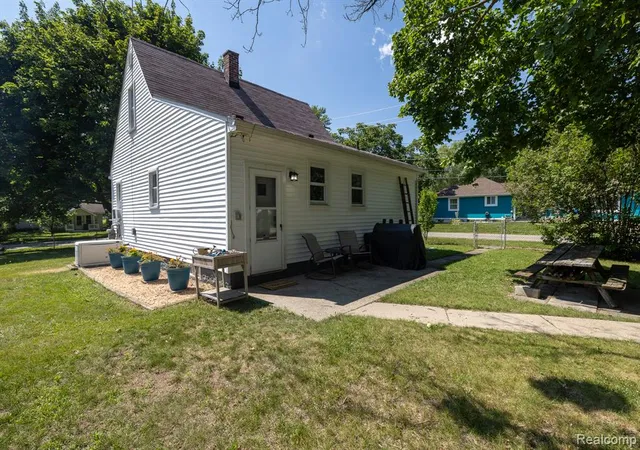 Homes for sale in Waterford, MI | 131 Starr Ave, Waterford, MI 48328 | MLS# 61009885