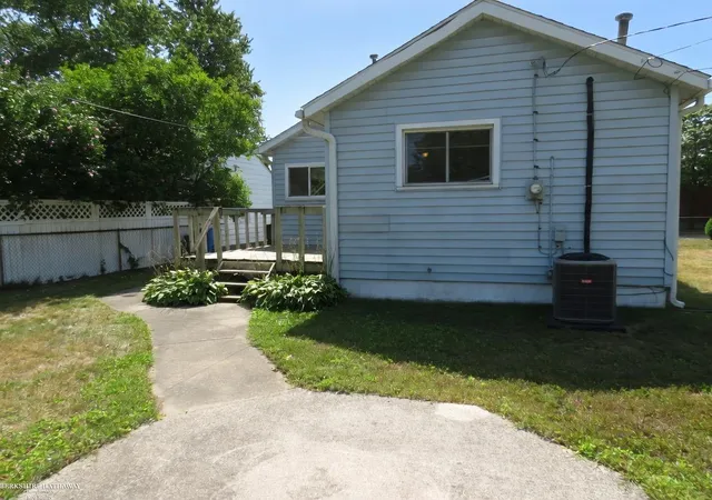 Photo 3 of Single family home for sale at 831 E Guthrie Ave, Madison Heights, MI 48071 | MLS# 50220272 | Listing updated on 2026-09-02