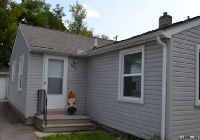 Photo 3 of Sale Pending at 4265 Van Slyke Rd, Flint, MI 48507 2216 | MLS# 61023580 | Listing updated on 2026-09-15