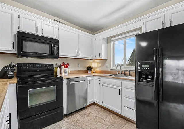 Photo 4 of Sale Pending at 3392 Devonwood Hills #F, Grand Rapids, MI 49525 | MLS# 70514076 | Listing updated on 2026-03-05