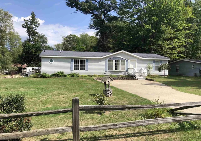 Single family home for sale at 2179 Oakridge Dr, Farwell, MI 48622 | MLS# 50220225