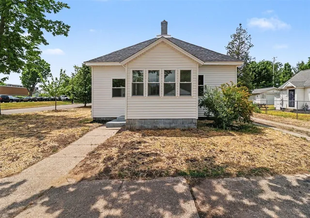 Homes for sale in Ludington, MI | 311 N Lavinia St, Ludington, MI 49431 | MLS# 70538419