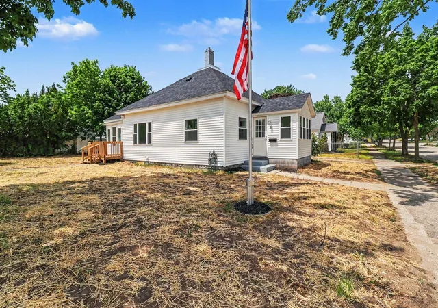 Homes for sale in Ludington, MI | 311 N Lavinia St, Ludington, MI 49431 | MLS# 70538419