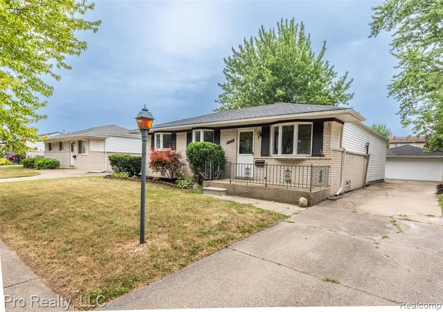 2nd image of 2256 Garry Dr, Troy, MI 48083 | MLS# 61017319