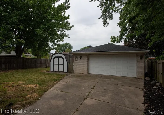 3rd image of 2256 Garry Dr, Troy, MI 48083 | MLS# 61017319