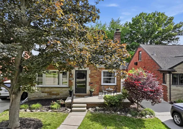 3rd image of 21144 Fleetwood Dr, Harper Woods, MI 48225 | MLS# 50210967