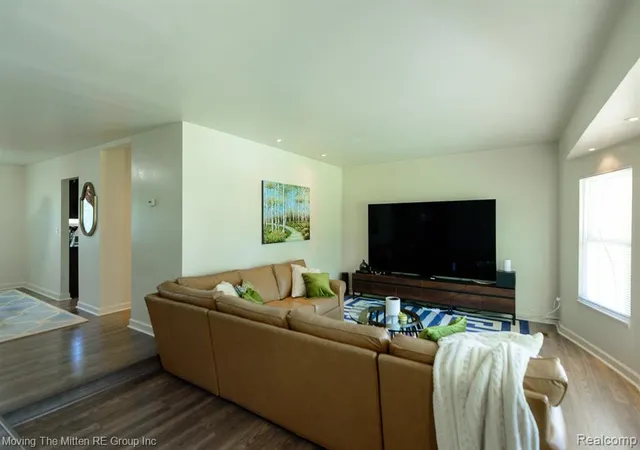 5th image of 23735 W Newell Cir, Farmington Hills, MI 48336 | MLS# 60998706