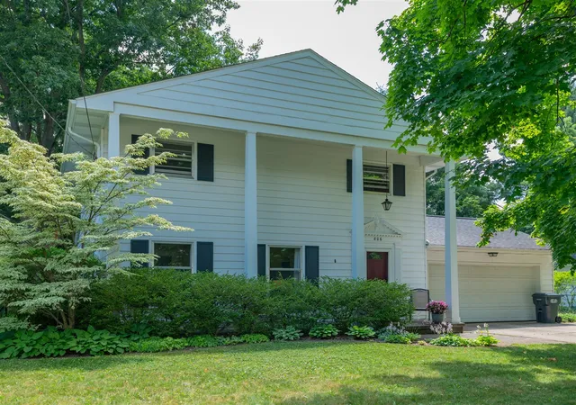 Photo 2 of Sale Pending at 806 Northampton Rd, Kalamazoo, MI 49006 | MLS# 70479727 | Listing updated on 2026-01-13