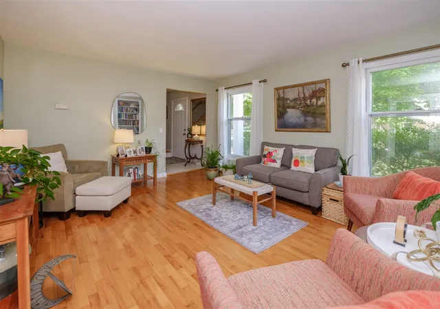 Photo 4 of Sale Pending at 806 Northampton Rd, Kalamazoo, MI 49006 | MLS# 70479727 | Listing updated on 2026-01-13