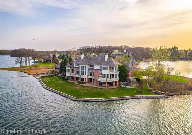 Photo 1 of Single family home for sale at 82 Chateaux Du Lac, Fenton, MI 48430 9140 | MLS# 61007070 | Listing updated on 2026-08-25