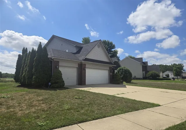 Photo 3 of Single family home for sale at 33445 Bay Hill Dr, Romulus, MI 48174 | MLS# 70552897 | Listing updated on 2026-08-27