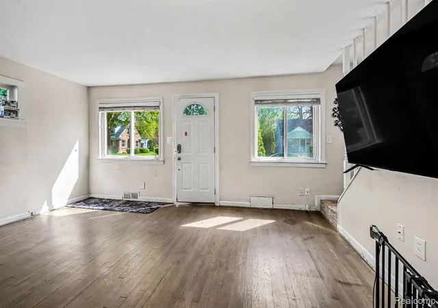 3rd image of 2126 Roslyn Rd, Grosse Pointe Woods, MI 48236 | MLS# 60992999