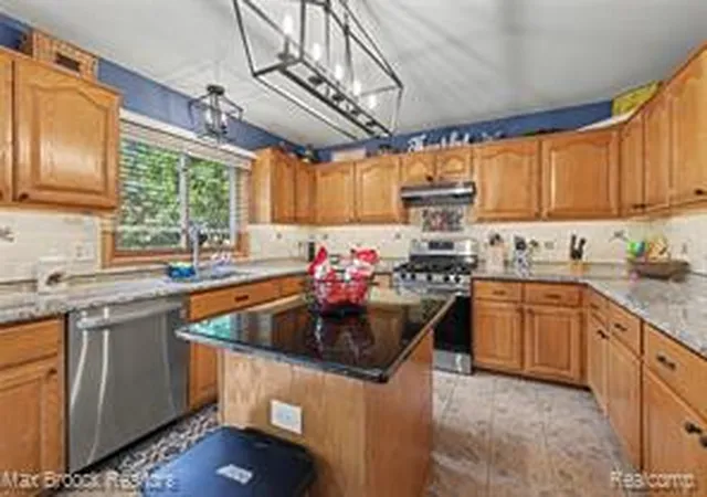 Homes for sale in Shelby Township, MI | 14088 Glenwood Dr, Shelby Township, MI 48315 | MLS# 61009139