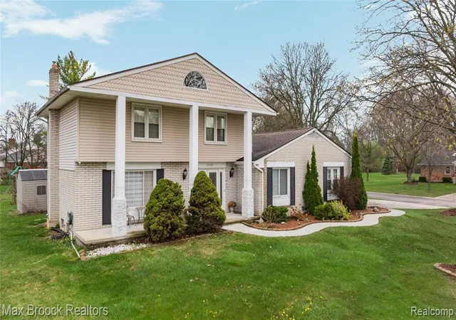 1st image of 6240 Wynford Dr, West Bloomfield, MI 48322 | MLS# 60985121