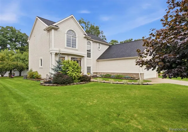 Photo 2 of Sale Pending at 336 Pinecliff Ct, Waterford, MI 48327 1794 | MLS# 61024250 | Listing updated on 2026-09-12