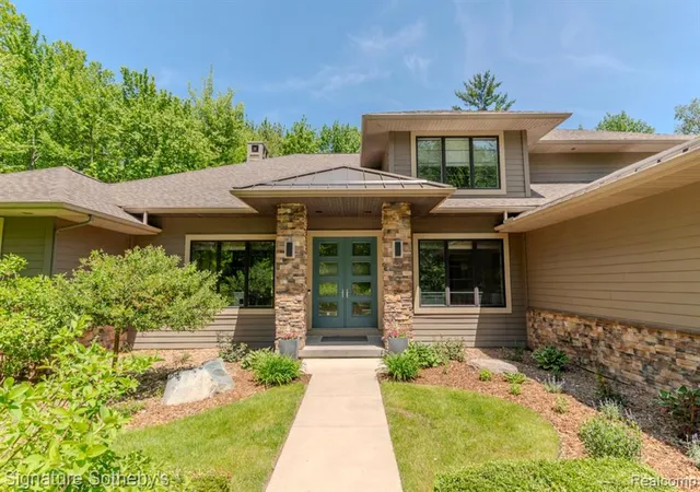 Photo 2 of Single family home for sale at 3479 E Shady Ridge Ln, Midland, MI 48642 7240 | MLS# 61025022 | Listing updated on 2026-09-08