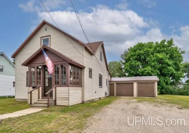 Homes for sale in Manistique, MI | 137 N Second St, Manistique, MI 49854 | MLS# 50211995