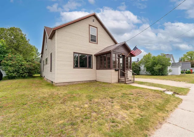 Homes for sale in Manistique, MI | 137 N Second St, Manistique, MI 49854 | MLS# 50211995