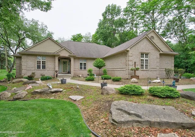 Homes for sale in Oxford, MI | 1712 Wood Trl, Oxford, MI 48371 | MLS# 50206813