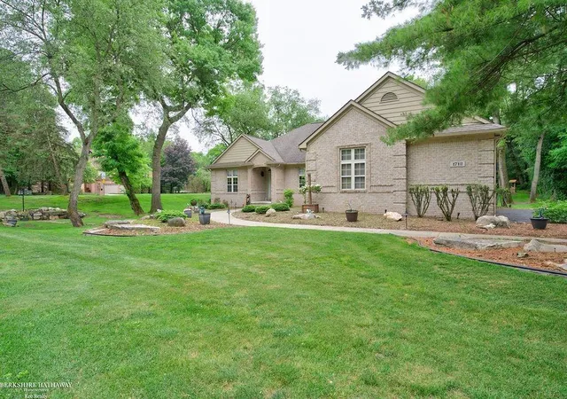 Homes for sale in Oxford, MI | 1712 Wood Trl, Oxford, MI 48371 | MLS# 50206813