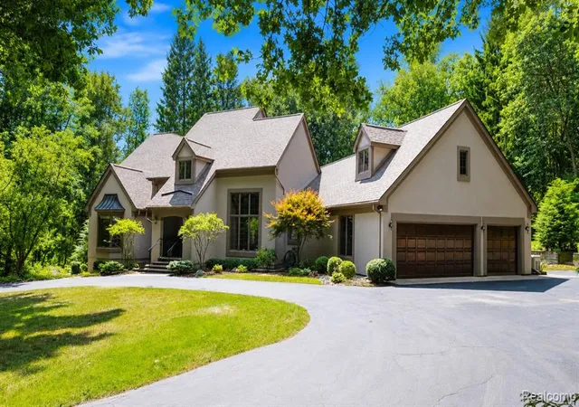 2nd image of 13130 Pine Meadow Dr, Fenton, MI 48430 | MLS# 61019230