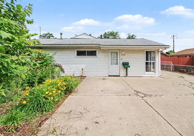 Homes for sale in Ypsilanti, MI | 1711 Grove Rd, Ypsilanti, MI 48198 | MLS# 70539861