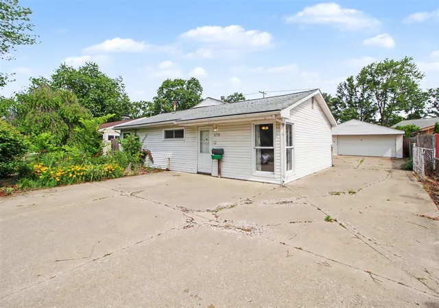 Homes for sale in Ypsilanti, MI | 1711 Grove Rd, Ypsilanti, MI 48198 | MLS# 70539861
