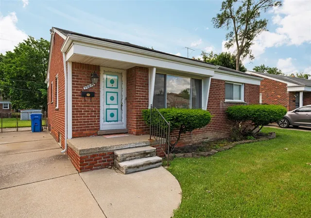3rd image of 29919 Spring Arbor Dr, Inkster, MI 48141 | MLS# 70540808