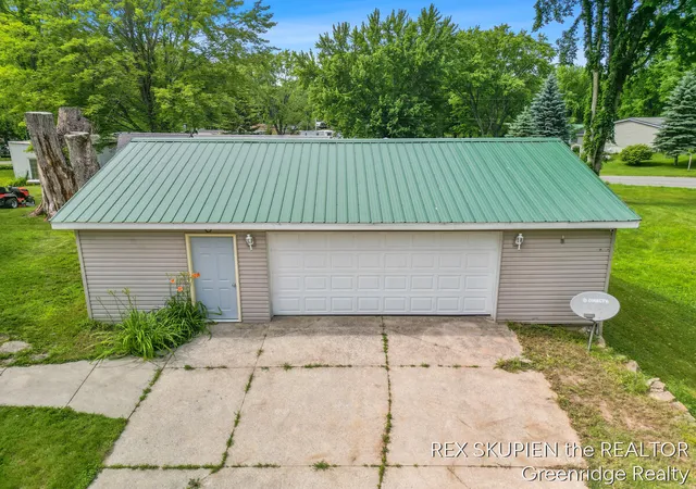 3rd image of 571 W Eagle Rdg, White Cloud, MI 49349 | MLS# 70542604