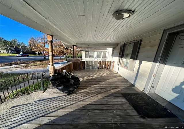 2nd image of 1946 Gratiot Ave, Saginaw, MI 48602 | MLS# 60922613
